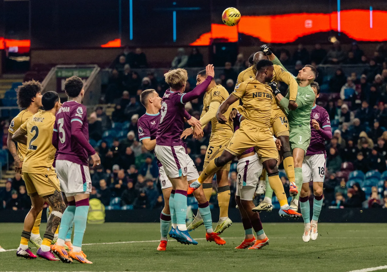 Burnley vs Crystal Palace (02:30 &#8211; 04/12) | Xem lại trận đấu